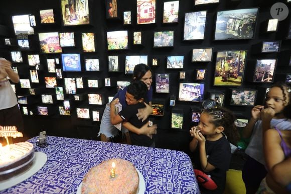Em uma comemoração diferente, Bruna Marquezine celebrou os 31 anos cercada por crianças da Casa Amarela Providência, no Morro da Providência. A atriz explicou que desejava transformar o aniversário em uma oportunidade de apoiar um projeto social e conhecer de perto o trabalho desenvolvido pela instituição