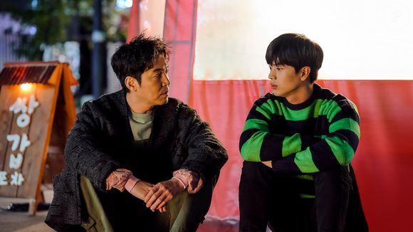 Ao lado dela no comando de um bar espiritual estão o Chefe Gwi, ex-detetive do mundo espiritual, e Han Kang-bae, um jovem que confessar seus traumas toda vez que é tocado