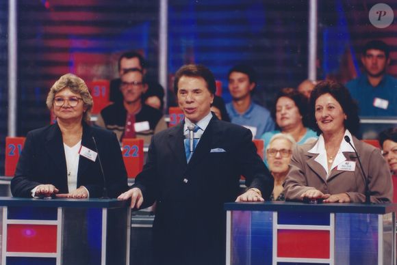 'Presenciei suas lágrimas, seu desespero e sua tentativa de se desvencilhar das garras daqueles que o oprimem', diz sobre Silvio Santos Chacrinha em carta psicografada