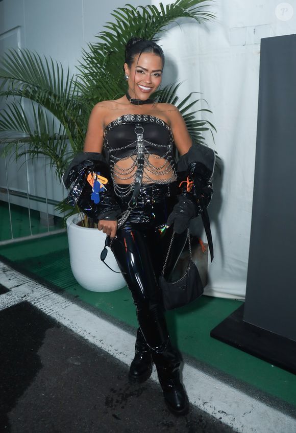 The Town 2025: Camila Loures apostou na ousadia com um look preto repleto de correntes