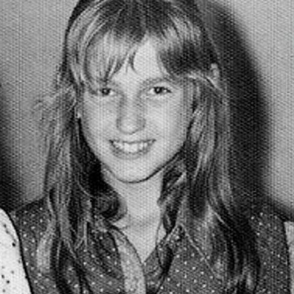 Foto de Xuxa Meneghel quando a famosa tinha apenas nove anos de idade.