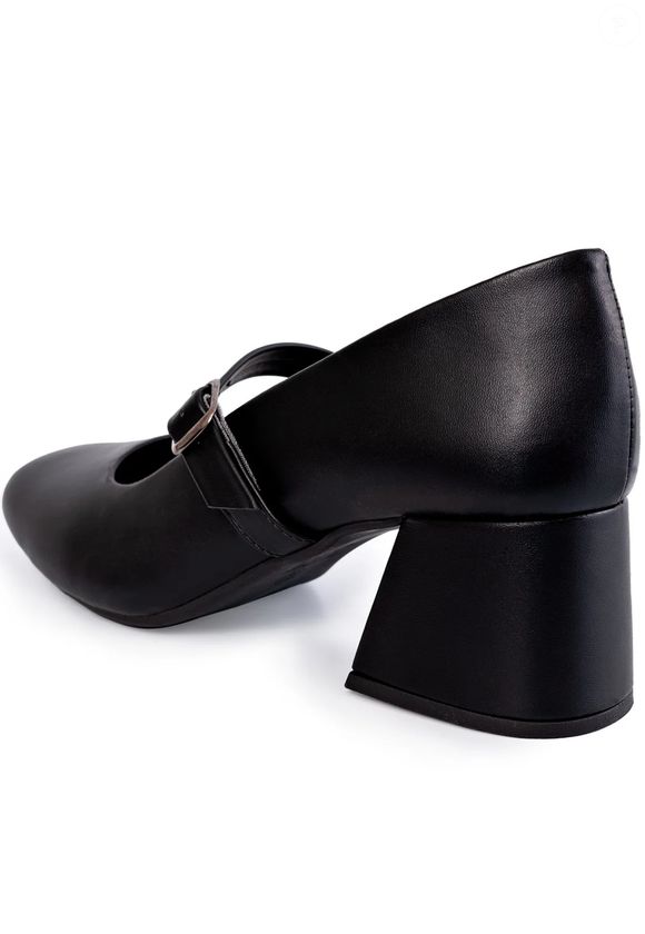Seu design é simples e possui uma fivela ajustável. Tem um salto bloco discreto, ideal para elevar seu estilo sem sacrificar o conforto.