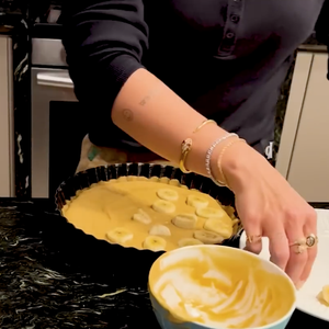 Durante a montagem, coloque uma camada de banana, uma de creme e, depois, mais uma de banana