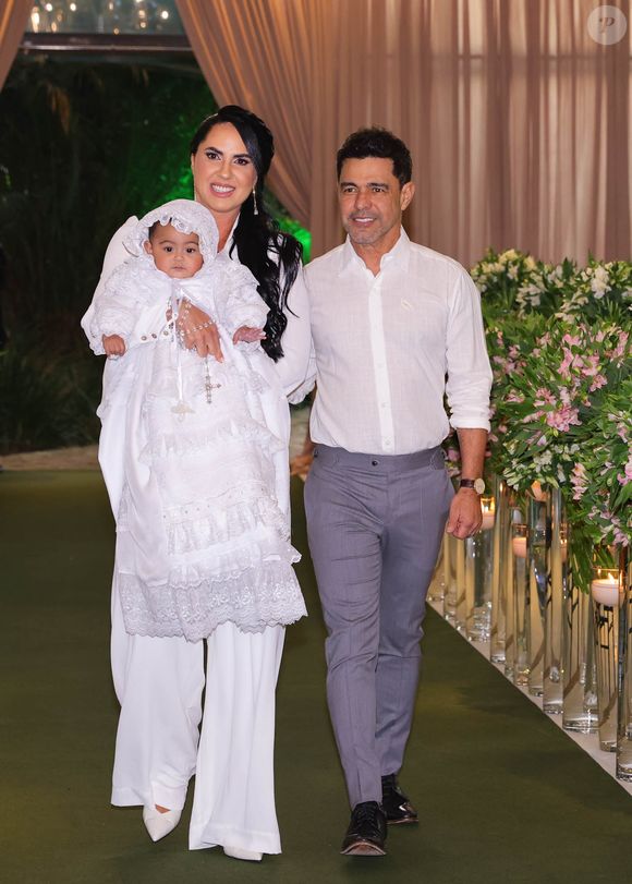 Zezé Di Camargo e Graciele Lacerda entraram no espaço que recebeu o batizado da filha, Clara