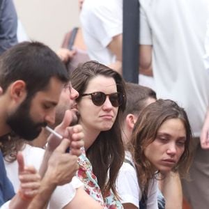 Nathalia Dill foi uma das atrizes que se despediu de Flora Diegues no cemitério Memorial do Carmo, no Caju, Zona Portuária do Rio em 3 de junho de 2019