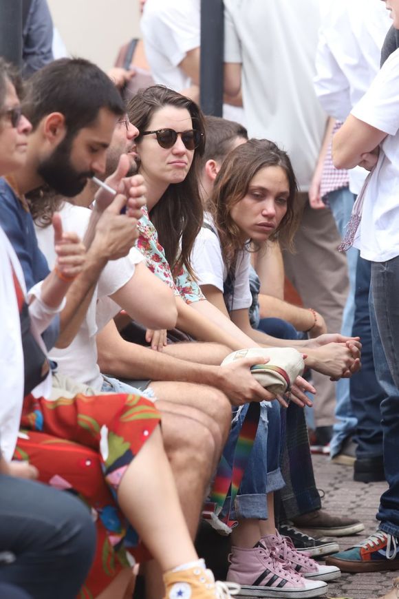 Nathalia Dill foi uma das atrizes que se despediu de Flora Diegues no cemitério Memorial do Carmo, no Caju, Zona Portuária do Rio em 3 de junho de 2019