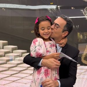 Filha de César Tralli e Ticiane Pinheiro, Manuella esperou o fim do trabalho do pai para 'invadir' estúdio do 'Jornal Hoje'