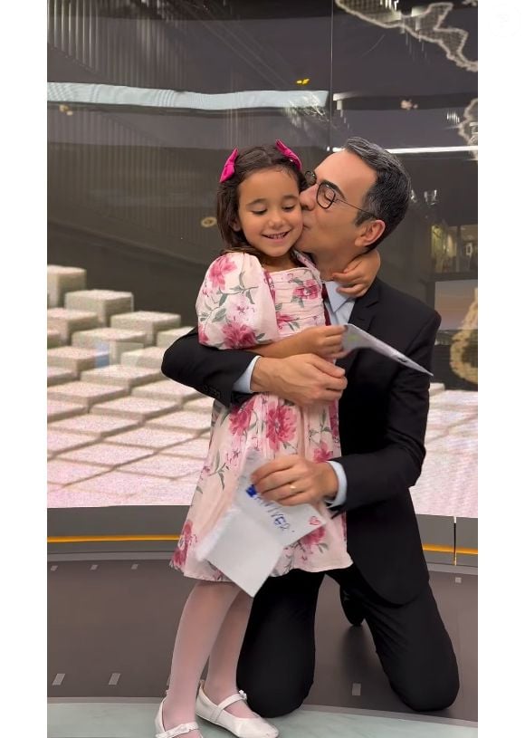 Filha de César Tralli e Ticiane Pinheiro, Manuella esperou o fim do trabalho do pai para 'invadir' estúdio do 'Jornal Hoje'