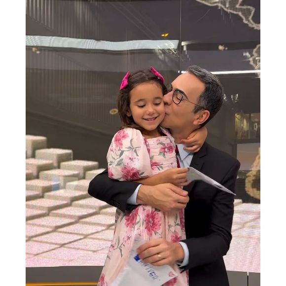 Filha de César Tralli e Ticiane Pinheiro, Manuella esperou o fim do trabalho do pai para 'invadir' estúdio do 'Jornal Hoje'