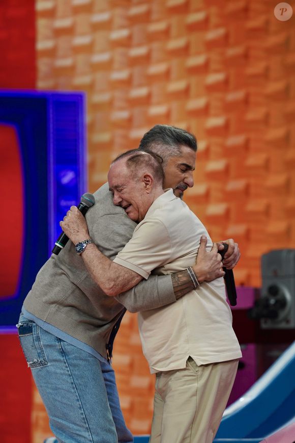 Renato Aragão e Marcos Mion caíram no choro durante homenagem ao humorista no 'Caldeirão', da Globo
