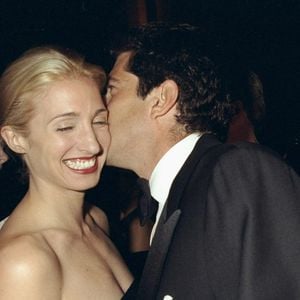 Conhecida por seu estilo minimalista, Carolyn Bessette teria como assinatura um perfume discreto e acessível, detalhe de beleza que voltou a viralizar entre admiradores da musa dos anos 90