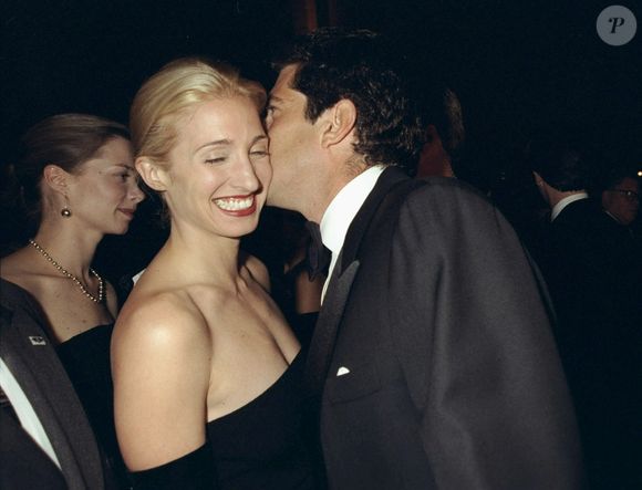 Conhecida por seu estilo minimalista, Carolyn Bessette teria como assinatura um perfume discreto e acessível, detalhe de beleza que voltou a viralizar entre admiradores da musa dos anos 90