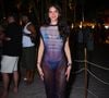 Bruna Marquezine vai passar o Ano Novo em Alagoas, e apostou num vestido de grife transparente que está avaliado em +R$ 8 mil. Nos pés, a atriz não dispensou as sandálias Havaianas.