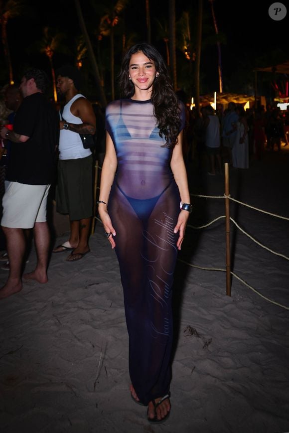 Bruna Marquezine vai passar o Ano Novo em Alagoas, e apostou num vestido de grife transparente que está avaliado em +R$ 8 mil. Nos pés, a atriz não dispensou as sandálias Havaianas.