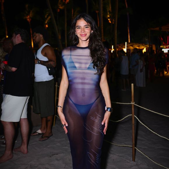 Bruna Marquezine vai passar o Ano Novo em Alagoas, e apostou num vestido de grife transparente que está avaliado em +R$ 8 mil. Nos pés, a atriz não dispensou as sandálias Havaianas.