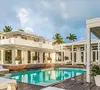 Casa de Shakira em Miami tem vista para o mar, que pode ser apreciado de maneira panorâmica através de um terraço