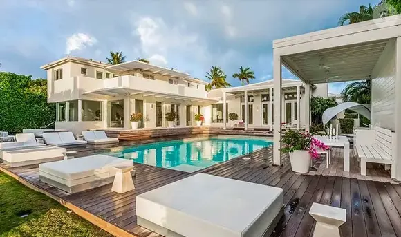 Casa de Shakira em Miami tem vista para o mar, que pode ser apreciado de maneira panorâmica através de um terraço