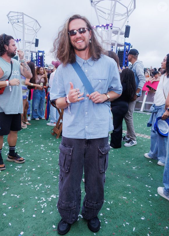 O cantor Vitor Kley curtiu o show de Thiaguinho no meio do público