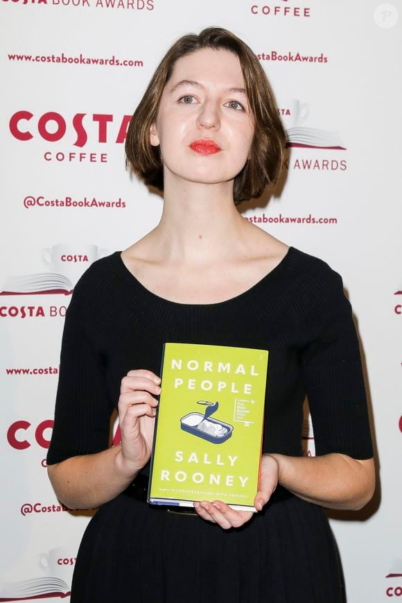 A frase 'Sally Rooney é uma escritora, não uma terrorista. Seus livros devem estar disponíveis ao público' é um dos destaques da carta aberta assinada por artistas, escritores e músicos em defesa da autora irlandesa. De acordo com a Rolling Stone Brasil, o documento foi publicado na revista The New Statesman e critica a proibição da distribuição dos livros da escritora no Reino Unido