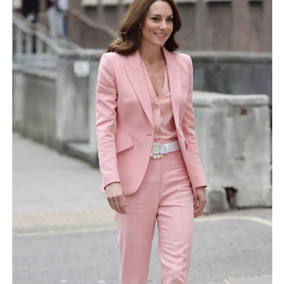 Moda de Kate Middleton: Princesa de Gales já apostou em combinação monocromática em tom pastel de rosa, com calça, blazer e blusa, boa opção para o inverno 2025.