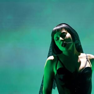 Lady Gaga em Copacabana: de acordo com o colunista Gabriel Vaquer, do jornal Folha de São Paulo, o concerto será exibido com um atraso de oito a dez minutos