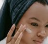 A parafina líquida do creme Nivea clássico é perfeita para evitar que a pele fique desidratada e áspera