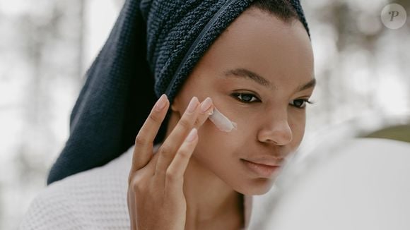 A parafina líquida do creme Nivea clássico é perfeita para evitar que a pele fique desidratada e áspera