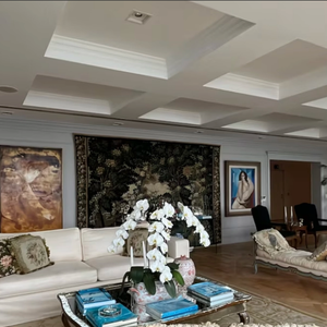 Com impressionantes 1,8 mil m² de área privativa, o triplex ostenta sete suítes luxuosas, um estúdio de música profissional, uma sala de cinema particular com 16 lugares e um hall de entrada digno de palácio, com pé-direito duplo e acabamentos refinados.