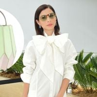 Giselle Batista combina look com bolsa inspirada em dobraduras do origami na SPFW; acessório de marca brasileira custa R$ 3,8 mil