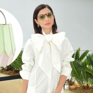 Giselle Batista combina look com bolsa inspirada em dobraduras do origami na SPFW; acessório de marca brasileira custa R$ 3,8 mil