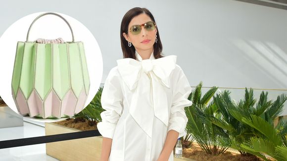 Giselle Batista combina look com bolsa inspirada em dobraduras do origami na SPFW; acessório de marca brasileira custa R$ 3,8 mil