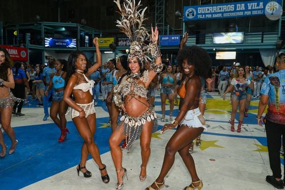 Sabrina Sato completa o look carnavalesco com um imponente esplendor de cabeça adornado com penas em tons neutros durante ensaio da Vila Isabel