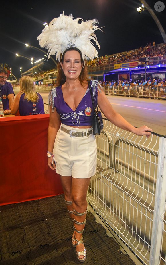 Carnaval de SP: Regina Volpato transformou seu abadá em um cropped para prestigiar os desfiles