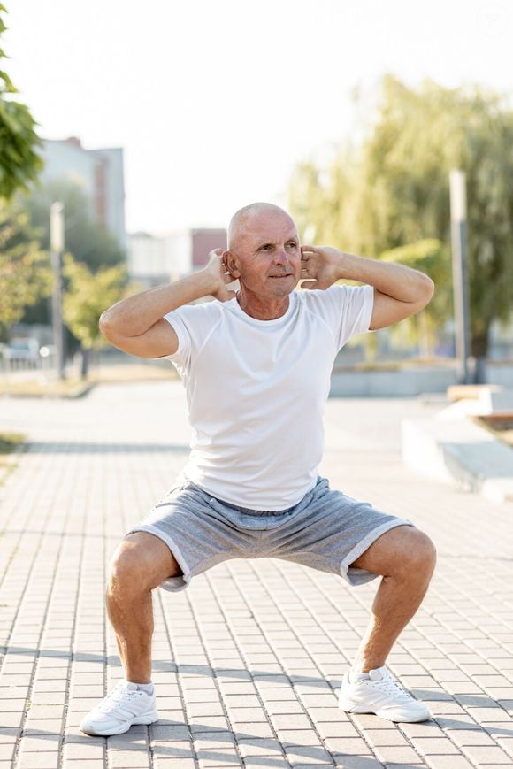 Depois dos 50 anos, o agachamento passa a ser um ótimo exercício para fortalecer as articulações para atividades do dia a dia