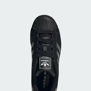 Entre o streetwear e o glamour: novo Superstar II da Adidas surge como aposta ousada para elevar qualquer look básico com brilho e personalidade
