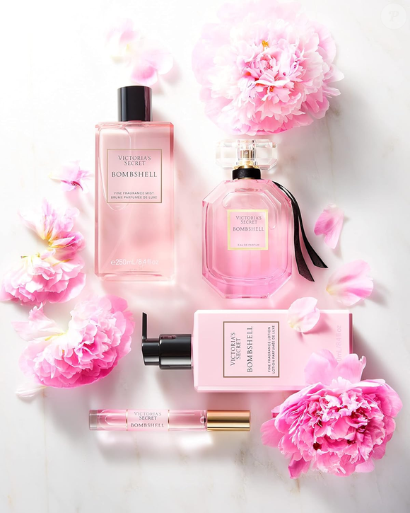 No coração do Bombshell, da Victoria’s Secret, aparecem peônia, orquídea baunilha, bagas vermelhas, jasmim e lírio-do-vale. Já a base reúne almíscar, notas amadeiradas e musgo de carvalho. A fragrância foi criada por Adriana Medina-Baez e Mark Knitowski e chegou ao mercado em 2010