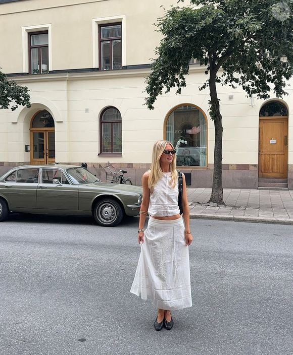 Para combiná-las no verão, o ideal é usá-las com vestidos ou conjuntos leves de linho em um tom branco minimalista