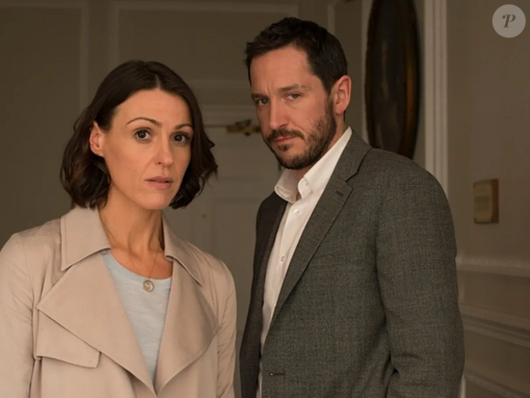 Baseada na série britânica 'Doctor Foster', a novela turca 'Sadakatsiz' conquistou o Brasil com sua narrativa intensa e atuações poderosas.