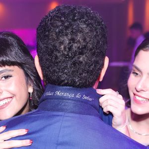 Luciano Camargo fez homenagem às filhas no terno da festa de 15 anos
