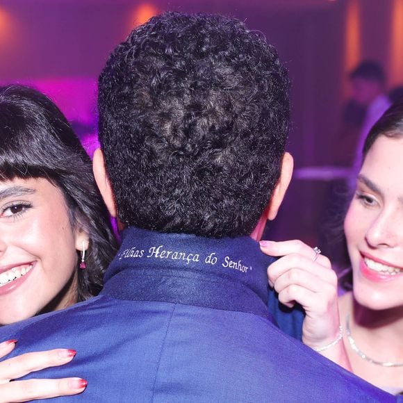 Luciano Camargo fez homenagem às filhas no terno da festa de 15 anos