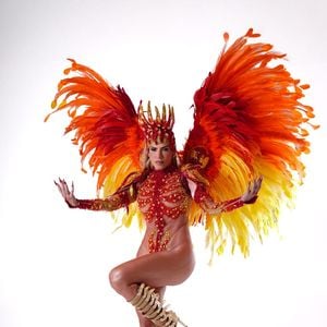 Questionada sobre a fantasia, a modelo admite que não é nada confortável, mas que segue firme em prol da paixão pelo Carnaval.