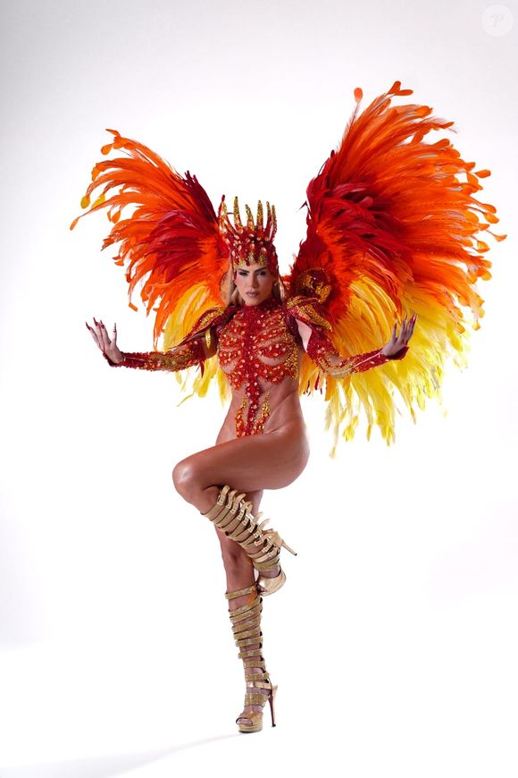 Questionada sobre a fantasia, a modelo admite que não é nada confortável, mas que segue firme em prol da paixão pelo Carnaval.