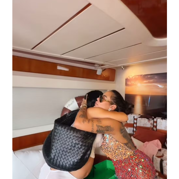 Irmã de Neymar, Rafaella Santos presenteou Bruna Biancardi com uma bolsa cara de grife de luxo.