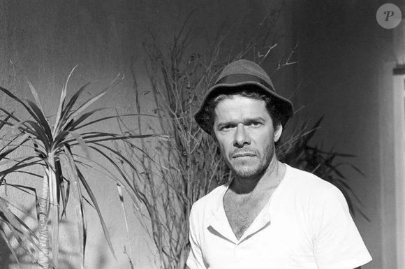 Lídia Brondi e José Mayer deram lugar a dublês em gravação de cena impactante da novela 'Tieta' em praia do Rio