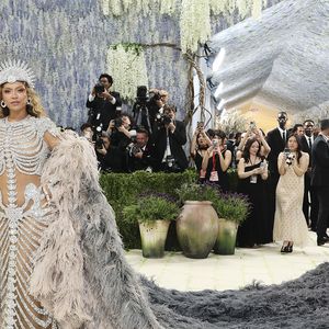 Beyoncé surge deslumbrante no Met Gala 2026 com vestido escultural de diamantes e plumas