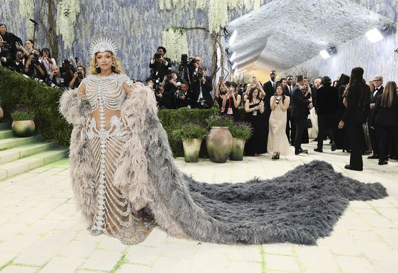 Beyoncé surge deslumbrante no Met Gala 2026 com vestido escultural de diamantes e plumas