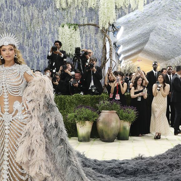 Beyoncé surge deslumbrante no Met Gala 2026 com vestido escultural de diamantes e plumas