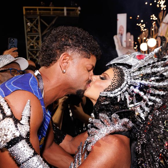 Marido de Viviane Araújo, Guilherme Militão ganhou beijo da atriz durante desfile do Salgueiro - Foto: Brazilnews/Agnews