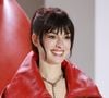 Novo corte adotado por Anne Hathaway traz leveza, integração ao comprimento e inspiração nas curtain bangs