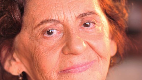 A caminho dos 98 anos, Laura Cardoso surge em fotos raras ao lançar filme, chama atenção por disposição e é tietada por Bianca Rinaldi